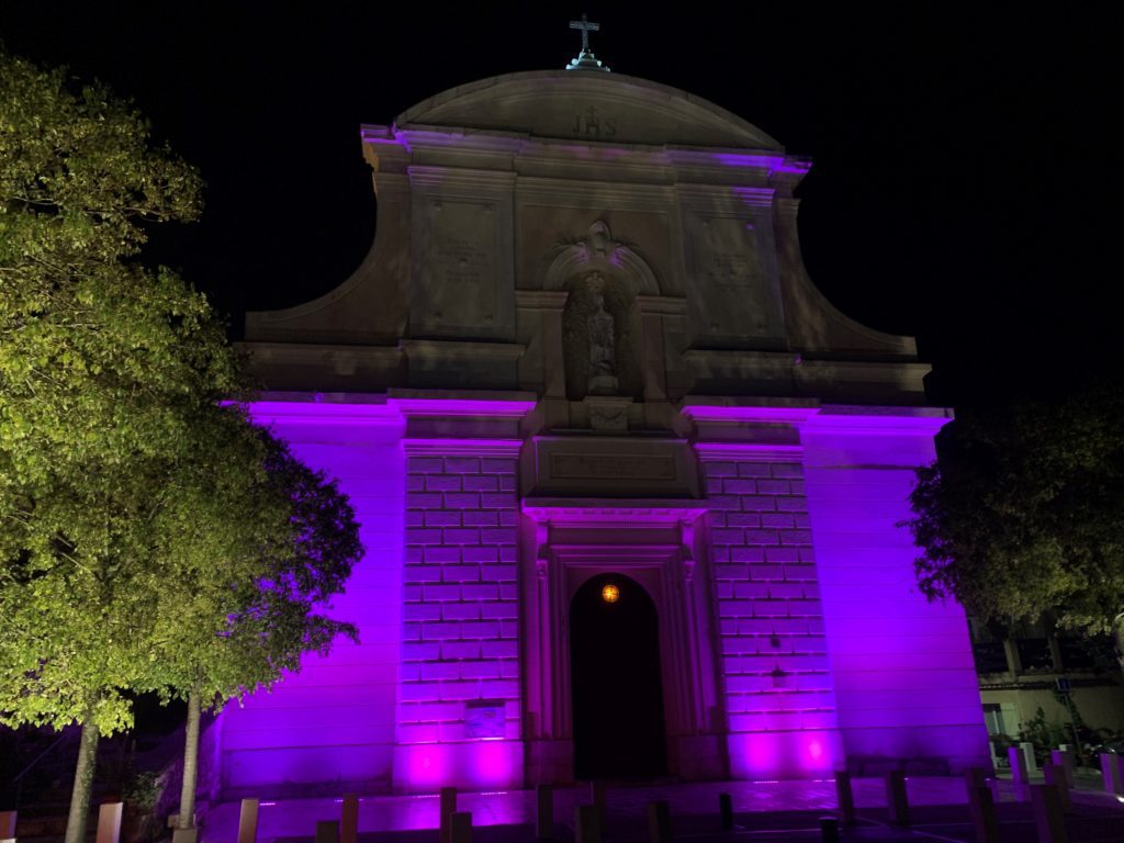 église de Fuveau parée de Rose pour la lutte contre le cancer du sein "octobre rose"